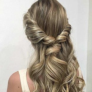 15 Beautiful Hairstyles for Bridesmaids in 2022 - The Trend Spotter