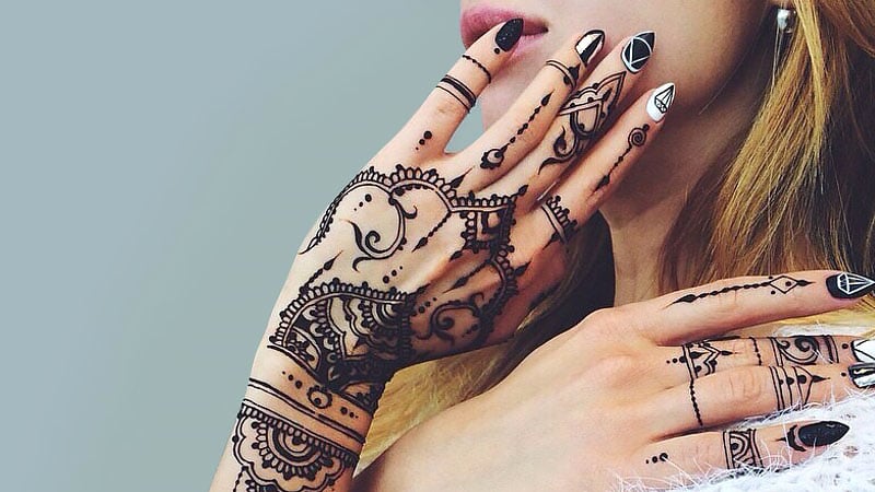 10 Adorable R Letter Mehndi Designs and Ideas 2023
