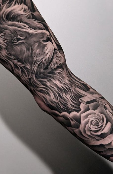 British woman gets an enormous Leo tattoo Discovers