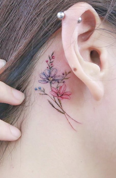 Mały tatuaż kwiatowy