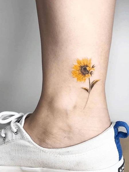 Flowers for Alena #tattooed #tattoo #tattooart #tattooedgirls #tattooed  #nature #delicate #simple #love #flowerstattoo #… | Татуировки, Лодыжки  тату, Татуировки ног