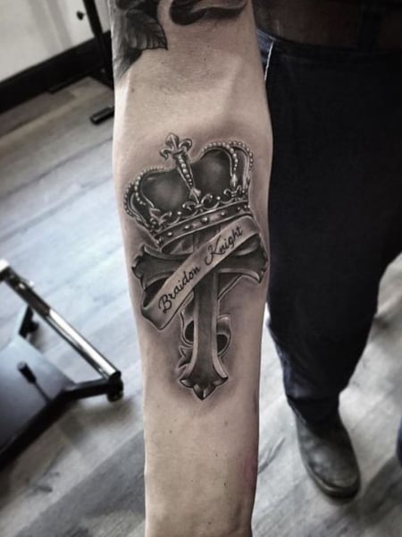 The Ultimate Guide To Crown Tattoos For Men: Design Ideas, Symbolism, And  Inspiration In 2023