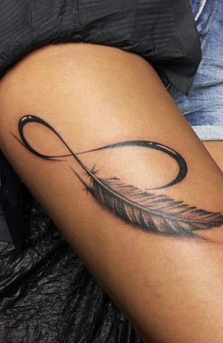 Image result for 3d white feather tattoos ankle, wrist | Tatuajes de pluma  blanca, Diseño de tatuaje de pluma, Ideas de tatuaje femenino